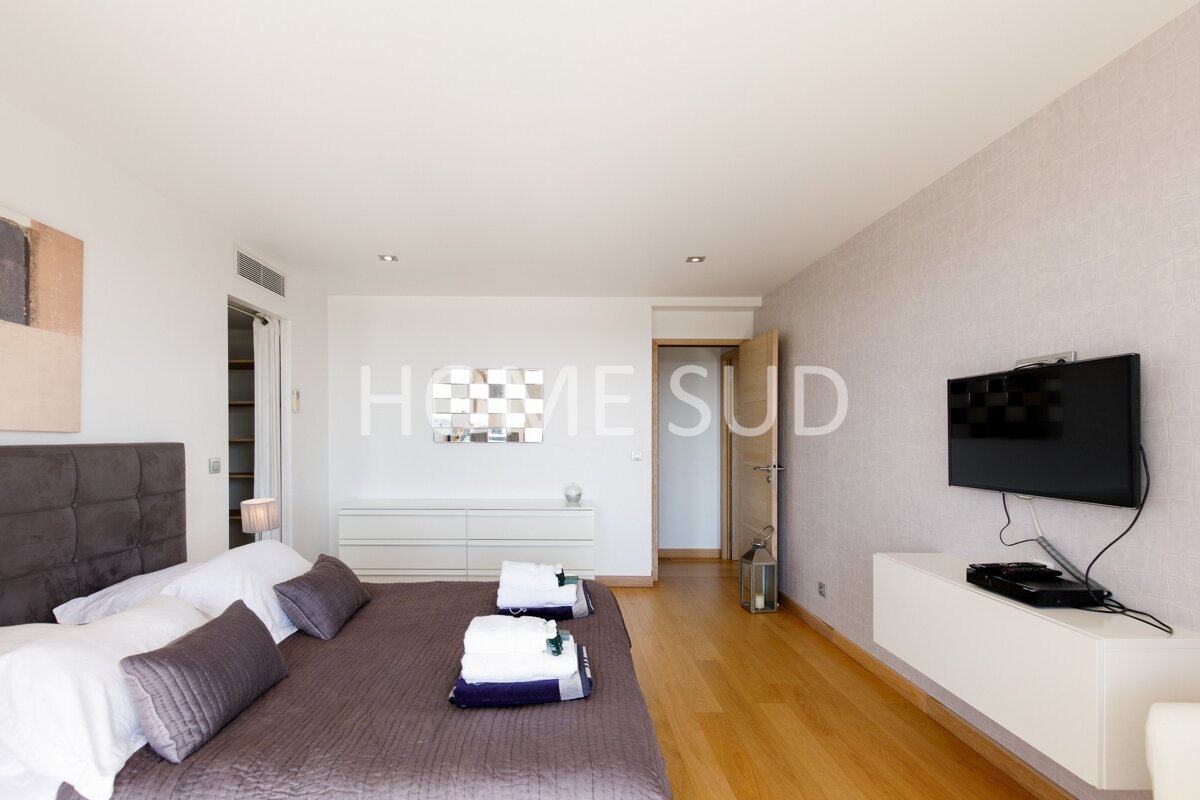 A bedroom with the word home sud on the wall