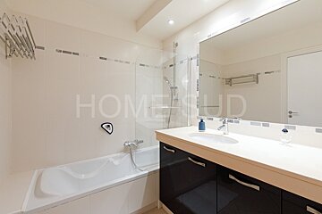 A bathroom with a bathtub and a sink that says home sud