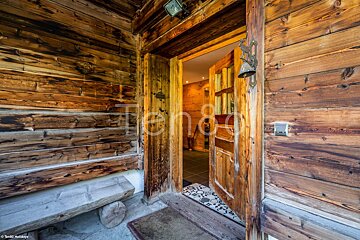 A wooden door with a bell on it and the word ten on it