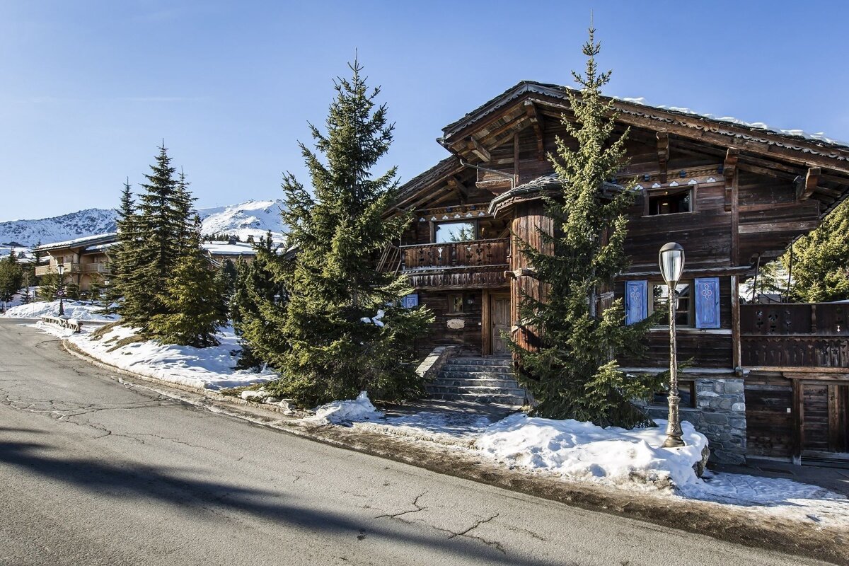 A large wooden house with a sign that says ' altitude ' on it
