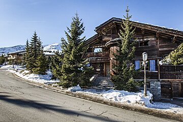 A large wooden house with a sign that says ' altitude ' on it