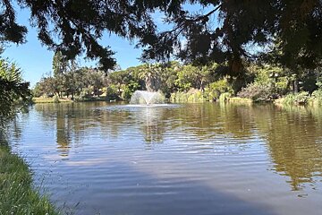 A lake with a fountain in the middle of it