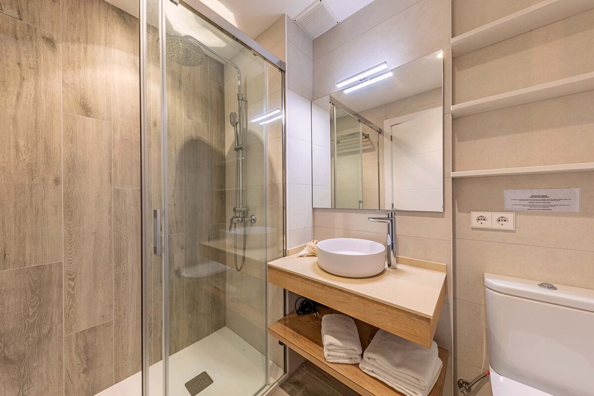 A bathroom with a sign on the wall that says advertencia