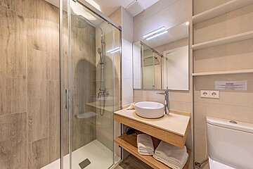 A bathroom with a sign on the wall that says advertencia