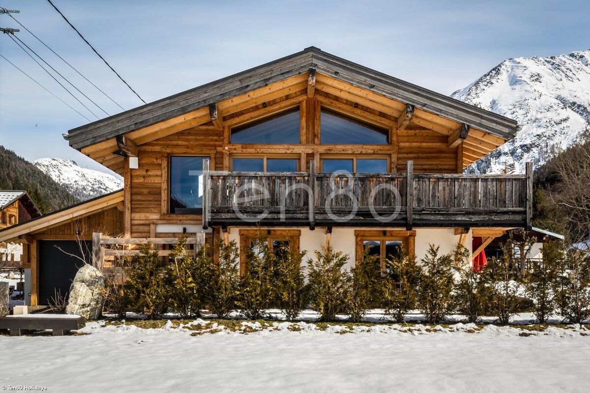 A large wooden house with the word ten80 on the front