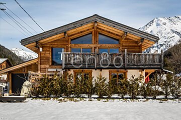 A large wooden house with the word ten80 on the front