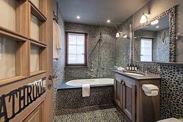 A bathroom with a sign on the door that says bathroom