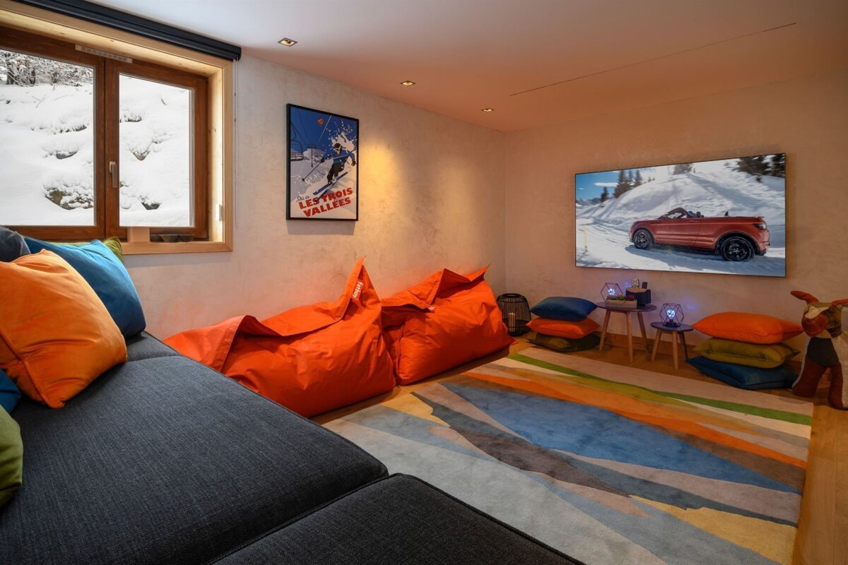 A living room with bean bag chairs and a tv that says les grands vallées