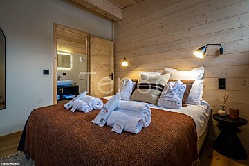 A bedroom with a large bed and a sign that says ter80