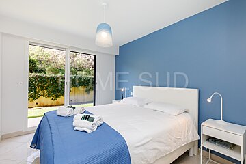 A bedroom with blue walls and a bed that says home sud