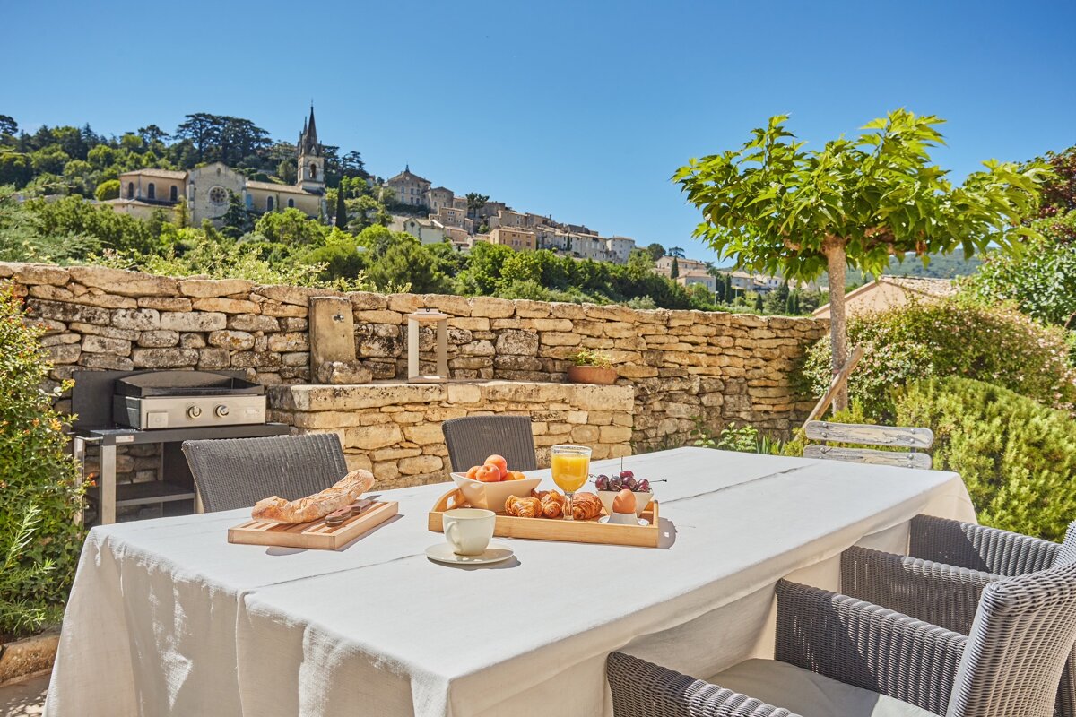 A table with a tray of food on it in front of a stone wall