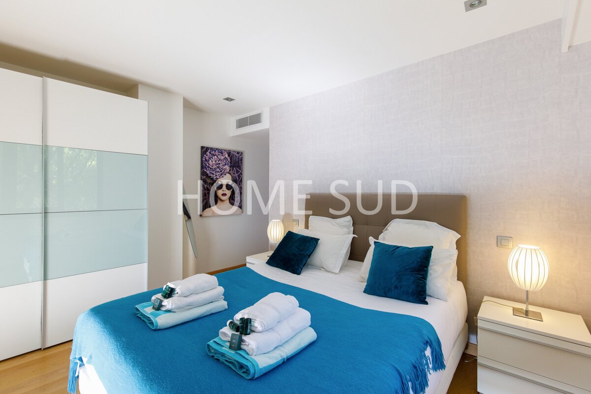 A bedroom with a bed and a sign that says home sud