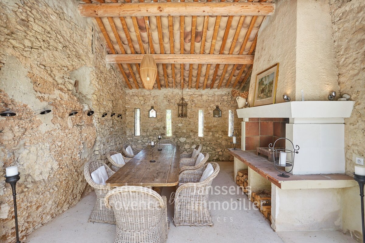 A room with a table and chairs and the word janssens written on the wall