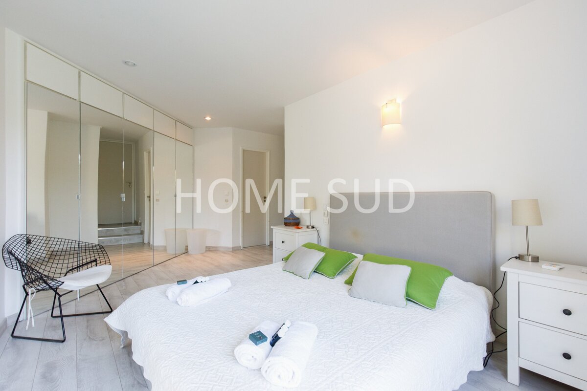 A bedroom with the word home sud on the wall