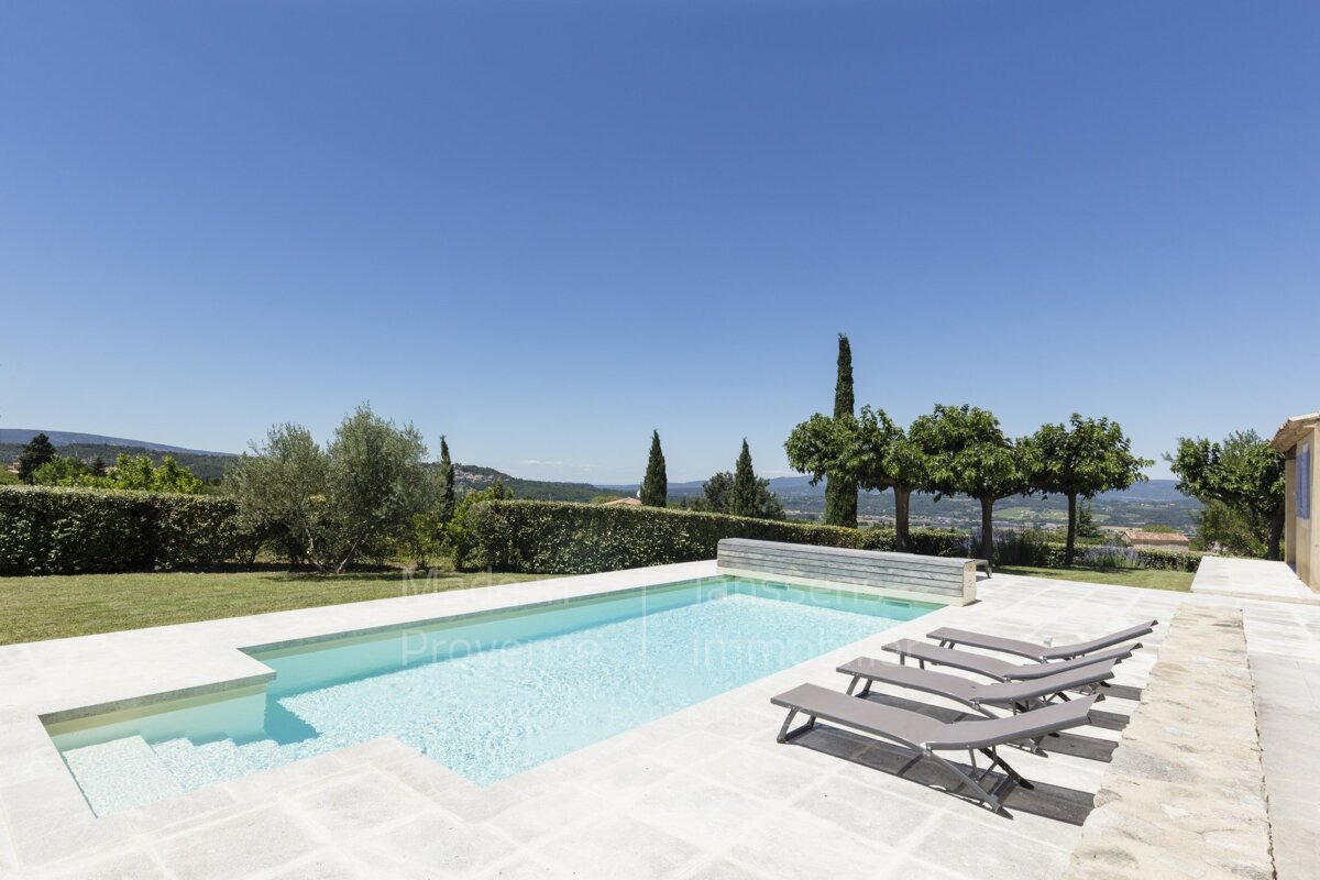 A swimming pool with the word provence on the bottom