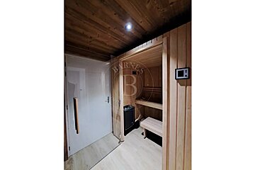 A wooden sauna with the letter b on it