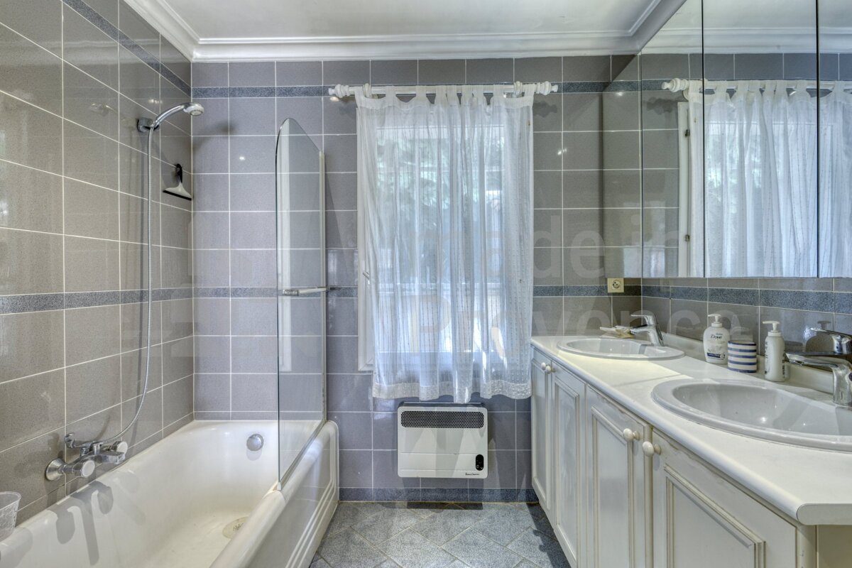 A bathroom with a bathtub and two sinks