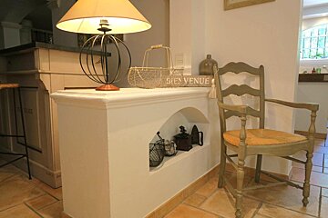 A sign on a wall that says bienvenue