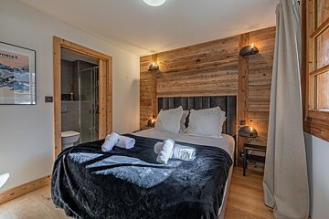 A bedroom with a picture on the wall that says voriaz