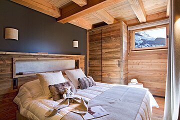 A bedroom with a bed and a book that says ' montagne ' on it