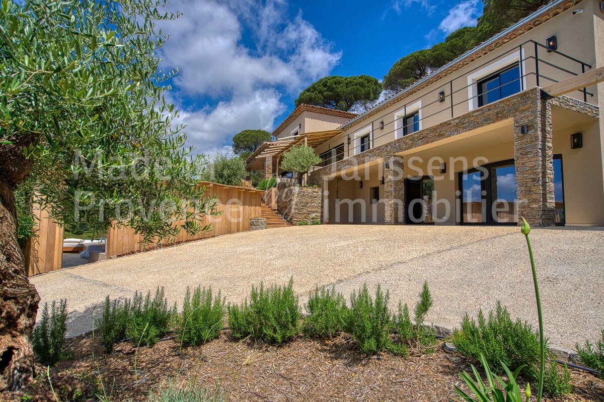 The word immobilier is on the side of a building