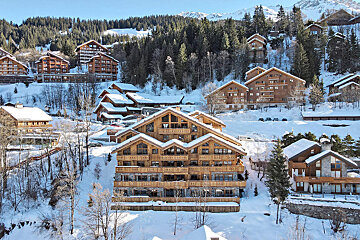 A snowy landscape with a building that says ' altitude ' on it