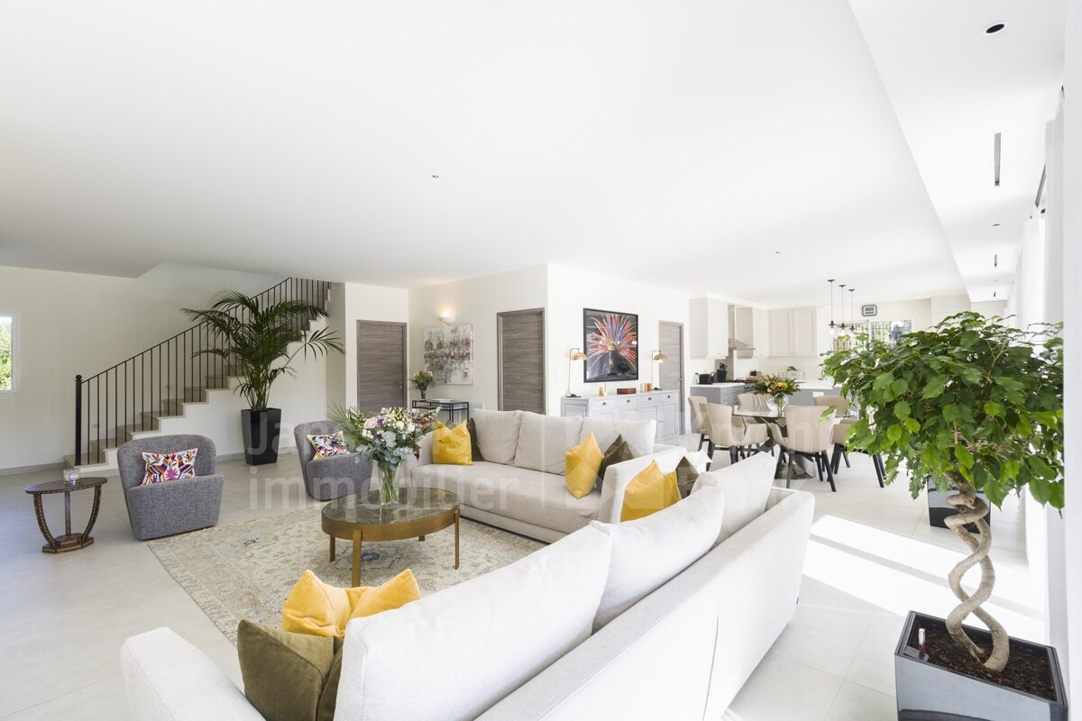 A living room with a couch that says immobilier on it