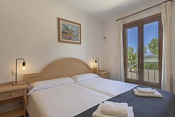A bathroom with a toilet sink and bathtub