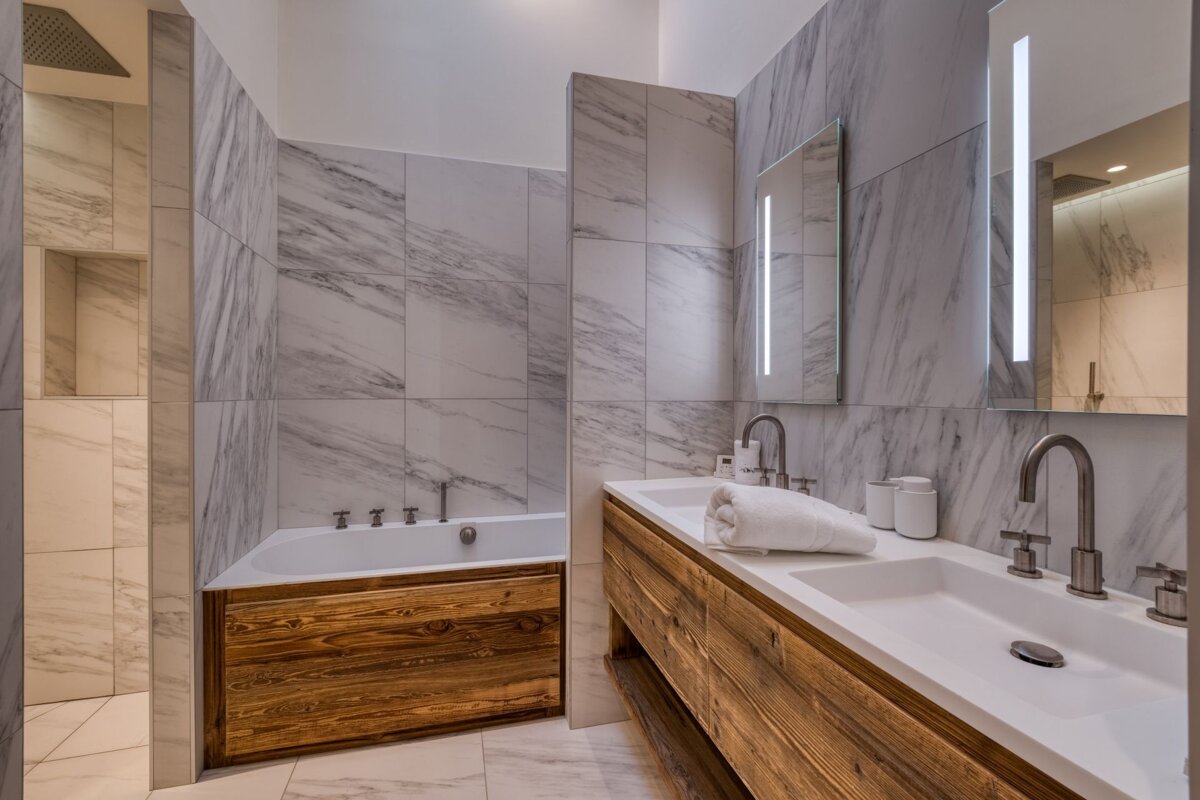 A bathroom with two sinks and a bathtub
