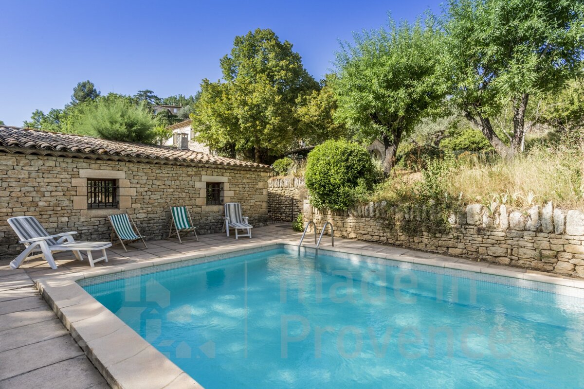 A swimming pool with the word provence on the bottom
