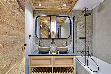 A bathroom with two sinks and a bathtub