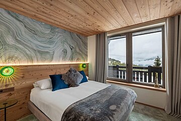 A room with a chair and a sign that says welcome