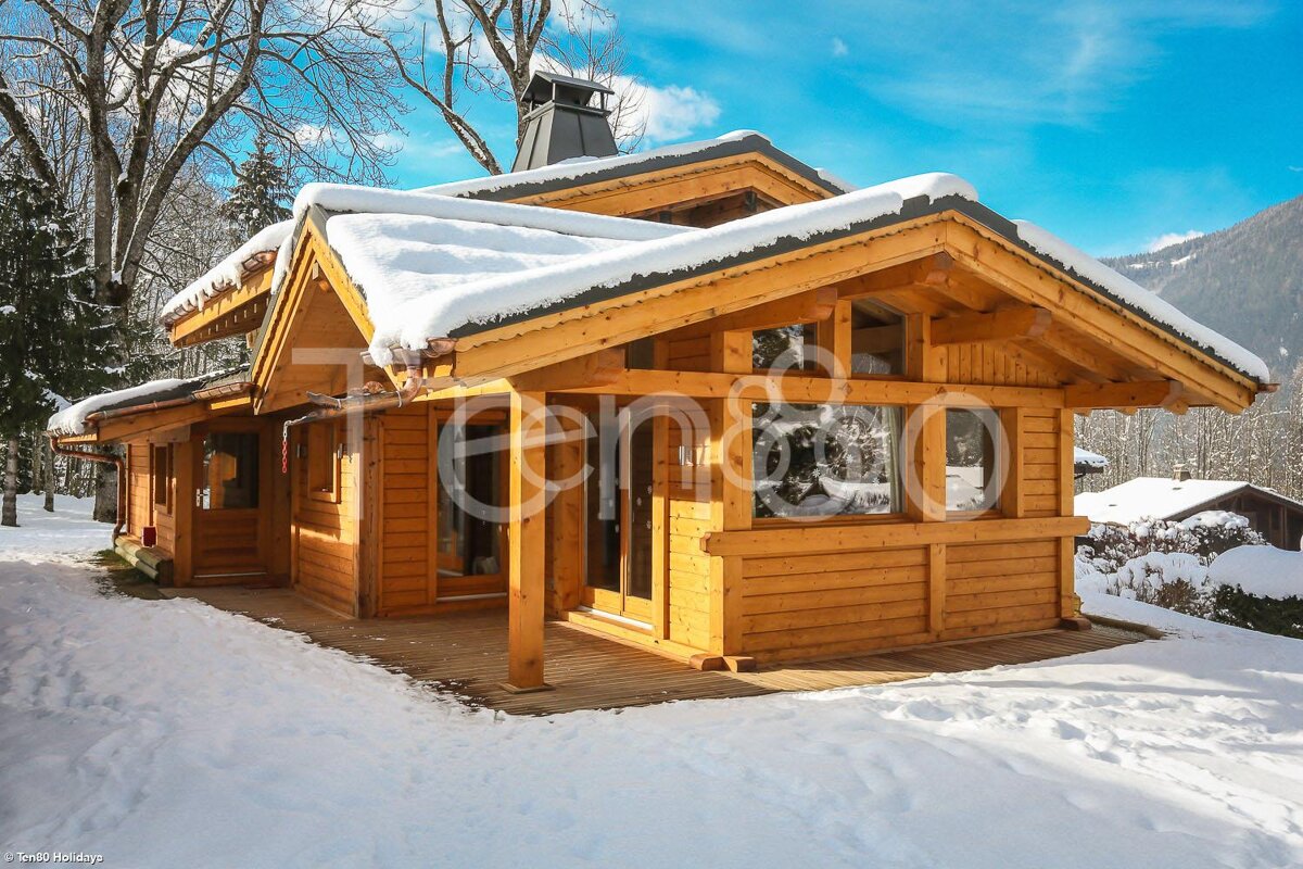 A photo of a snow covered log cabin taken by eric holidays