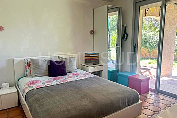 A bedroom with a bed and a sign that says home sud