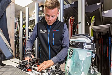 A man wearing a vest that says rossignol on it