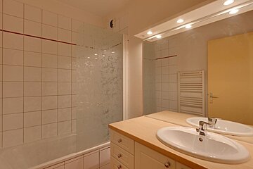 A bathroom with two sinks and a bathtub