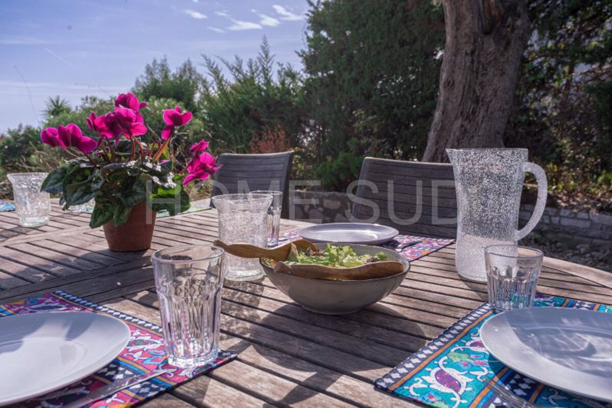 A table with plates glasses and a pitcher with the words home sud on it