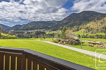 The word alpine that is on a picture