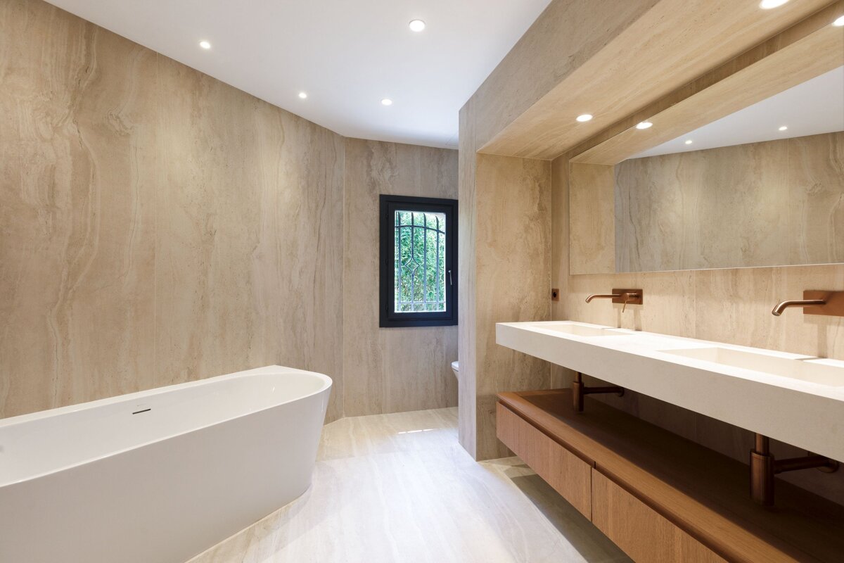 A bathroom with two sinks and a bathtub