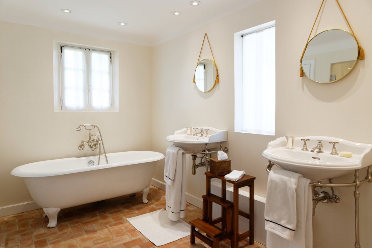 A bathroom with two sinks and a bathtub