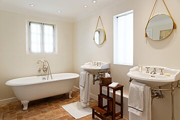 A bathroom with two sinks and a bathtub