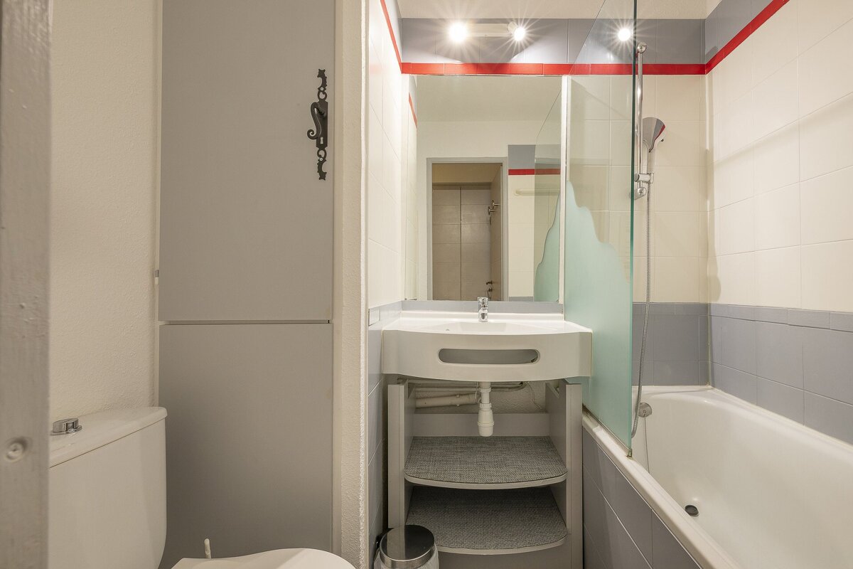 A bathroom with a toilet sink and a bathtub