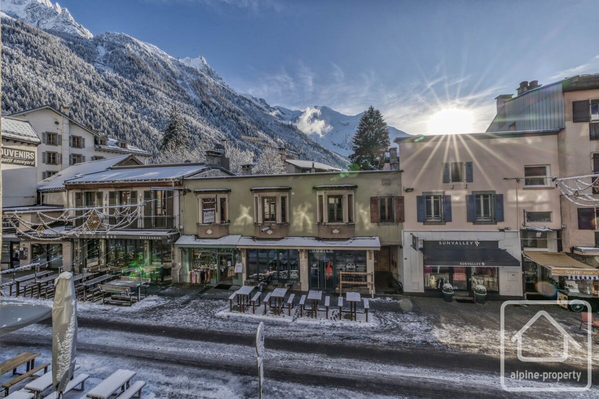 A building with a sign that says souvenirs on it