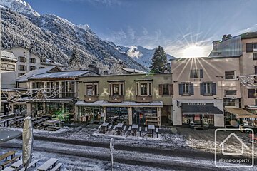 A building with a sign that says souvenirs on it