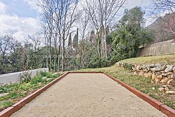 The word cannes that is on a picture