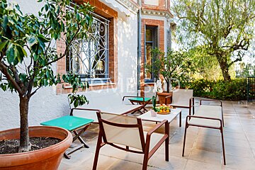 A patio with chairs and a table with the word homesap on it