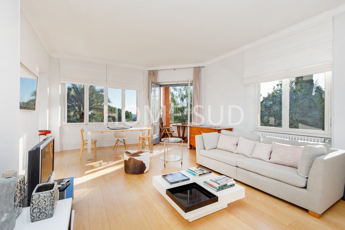 A living room with a couch and a table and a sign that says home sud