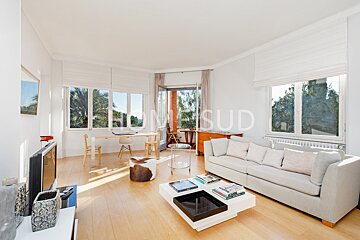 A living room with a couch and a table and a sign that says home sud