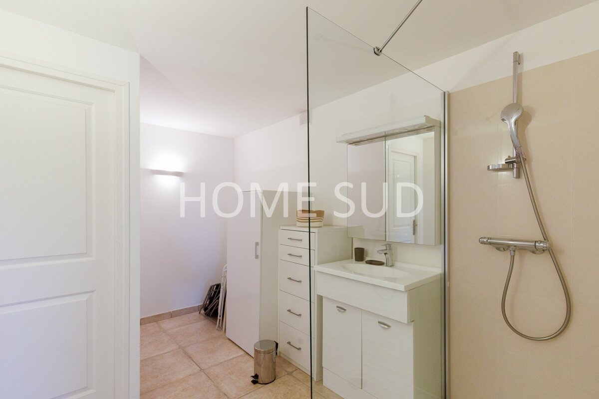 A bathroom with the word home sud on the wall