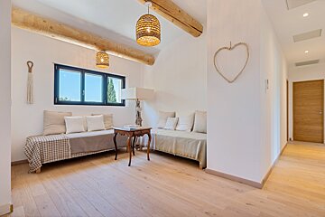 A room with a heart shaped decoration on the wall